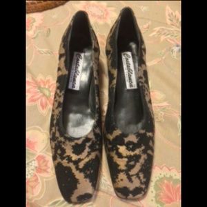 Like new sz 6 Costablanca heeled pumps